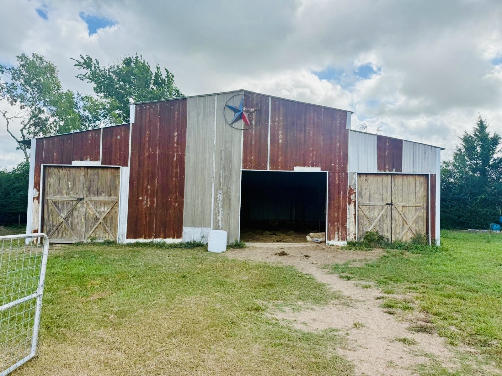 21728 Fairground Road Hempstead, TX 77445 - Photo 23 of 23 a backyard of a house with lawn chairs and a large tree