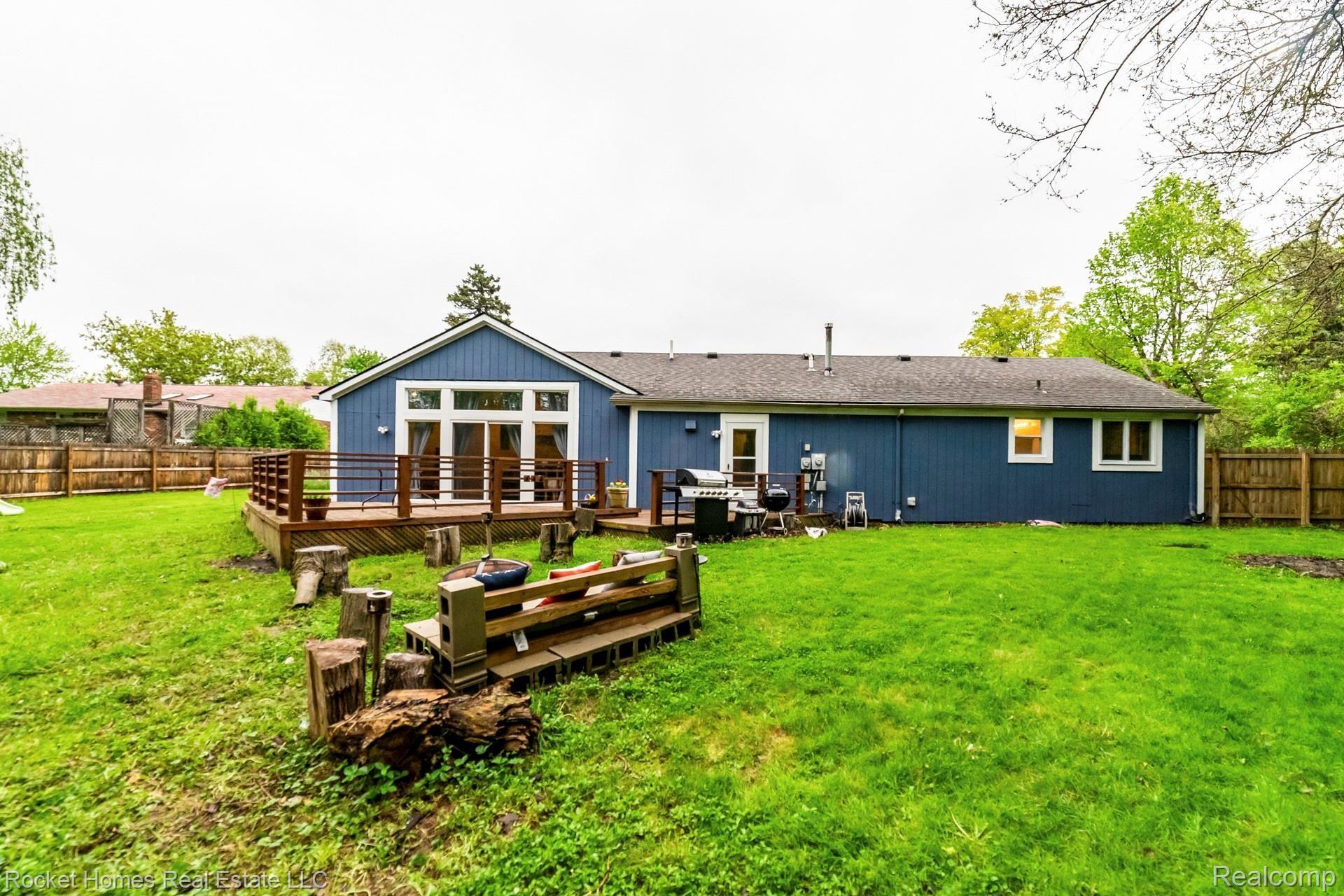 6920 Drake Road West Bloomfield, MI 48322 - Photo 25 of 26 024-photo-rear-view-7088862.jpg