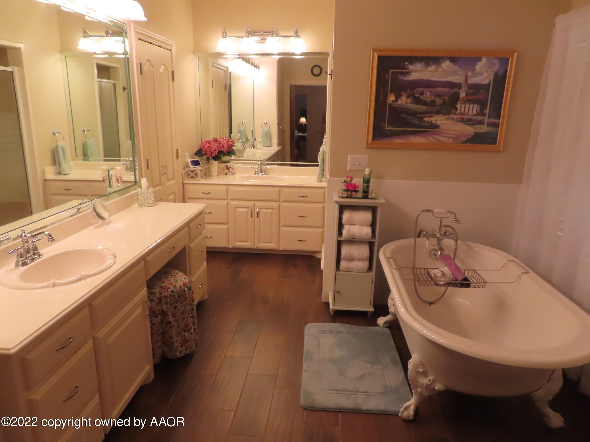 6 Monet Rue Amarillo, TX 79121 - Photo 8 of 13 a bathroom with a sink a mirror and a bathtub