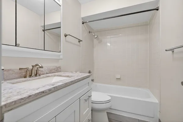 $1,875 | 751 South Dwyer Avenue, Unit F, Arlington Heights, IL 60005