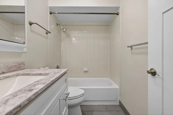 $1,875 | 751 South Dwyer Avenue, Unit F, Arlington Heights, IL 60005