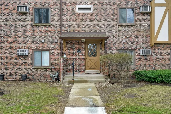 $1,875 | 751 South Dwyer Avenue, Unit F, Arlington Heights, IL 60005