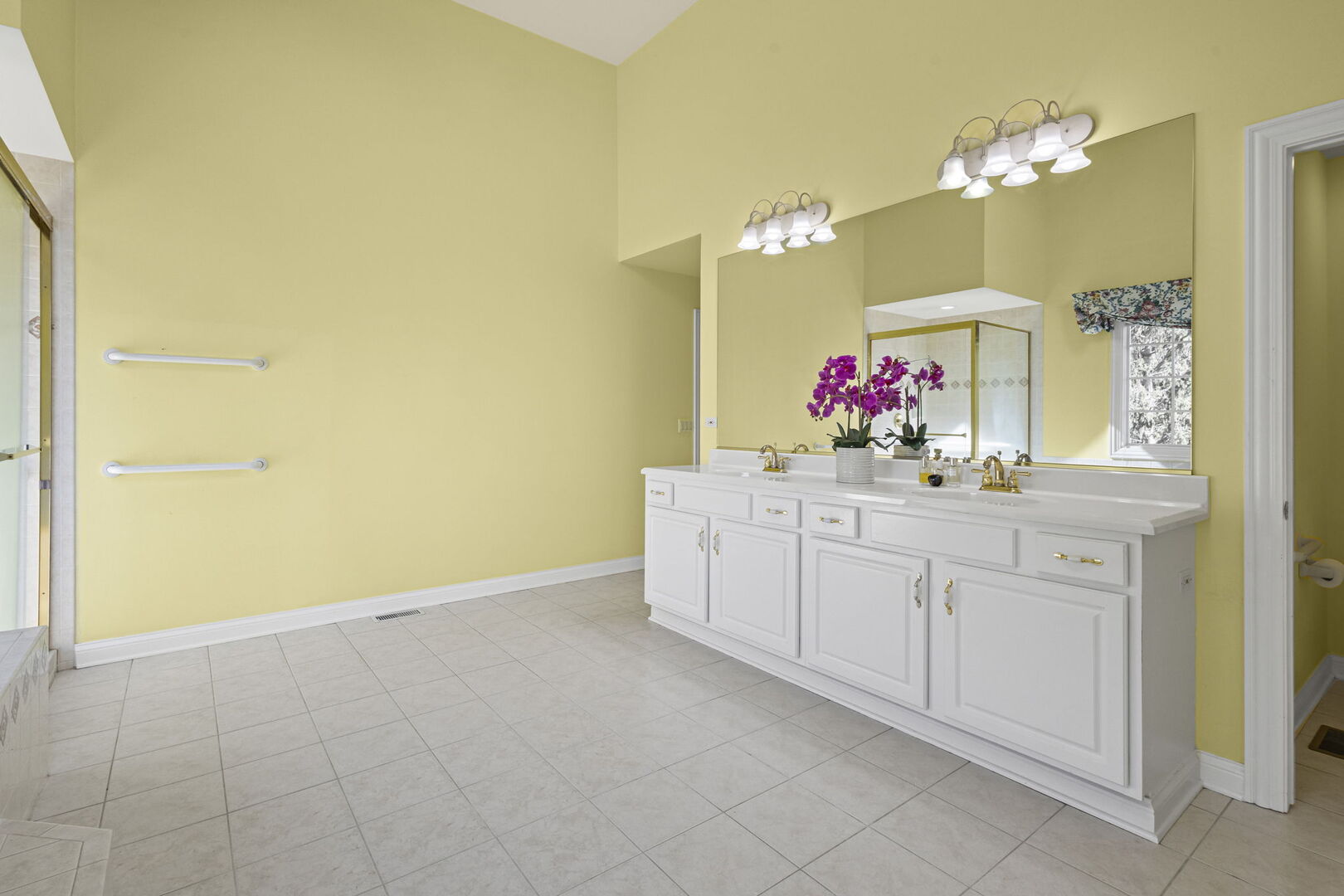 21787 Vernon Ridge Drive Mundelein, IL 60060 - Photo 17 of 38 a bathroom with a sink vanity and mirror