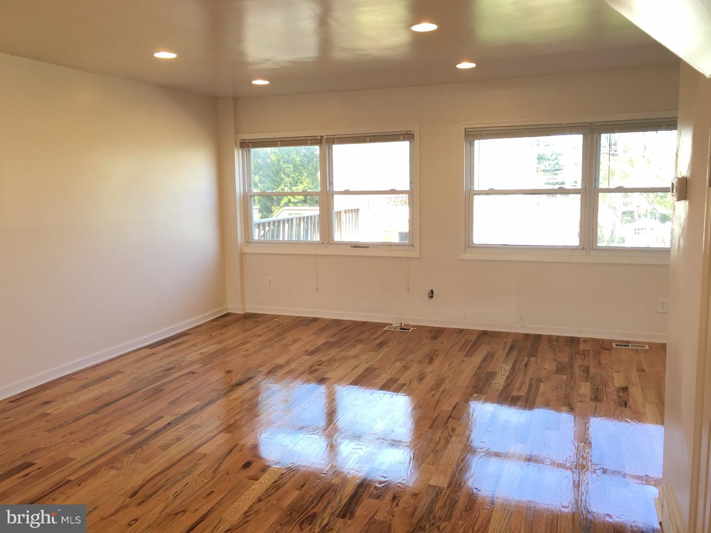 12202 Sweet Briar Road Philadelphia, PA 19154 - Photo 8 of 25 Living Room