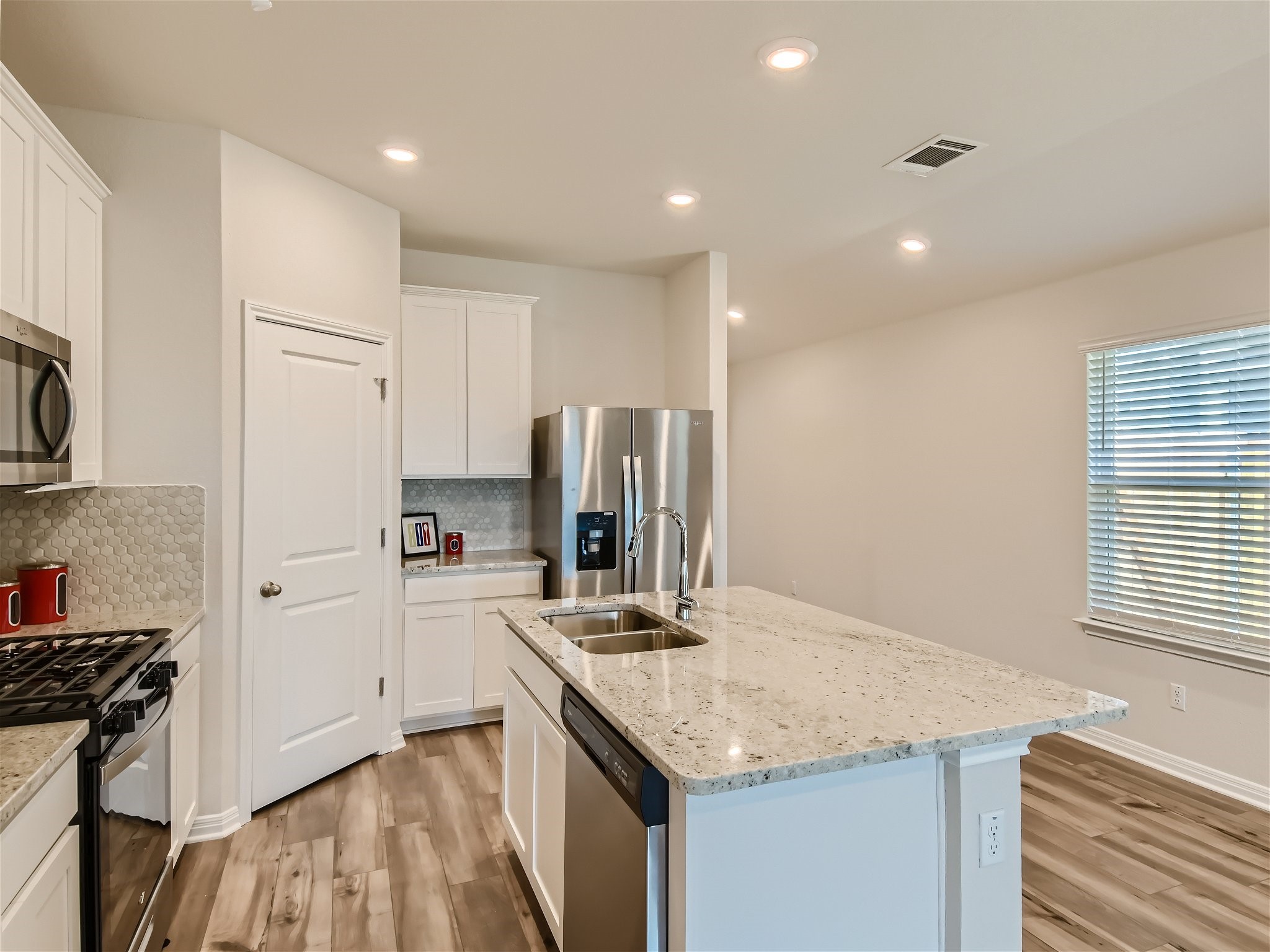 512 Dayspring Cove Georgetown, TX 78628 - Photo 9 of 27
