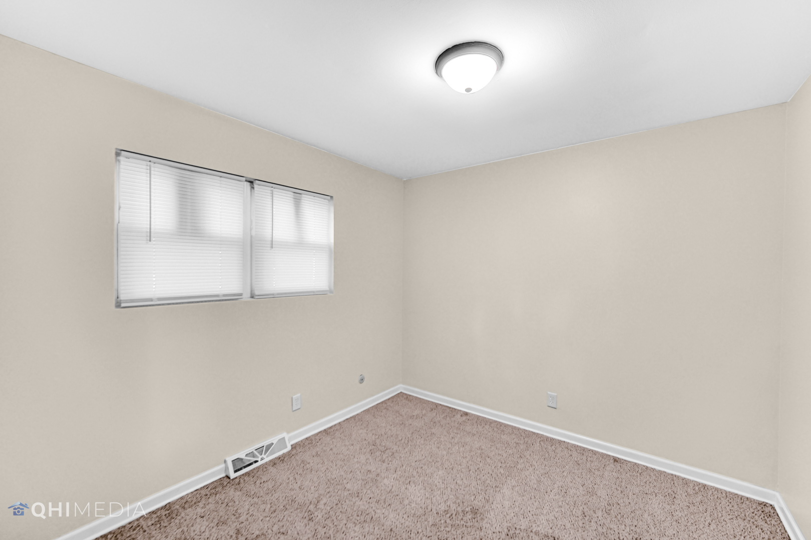658 Eastview Drive Kankakee, IL 60901 - Photo 11 of 17 an empty room with a window