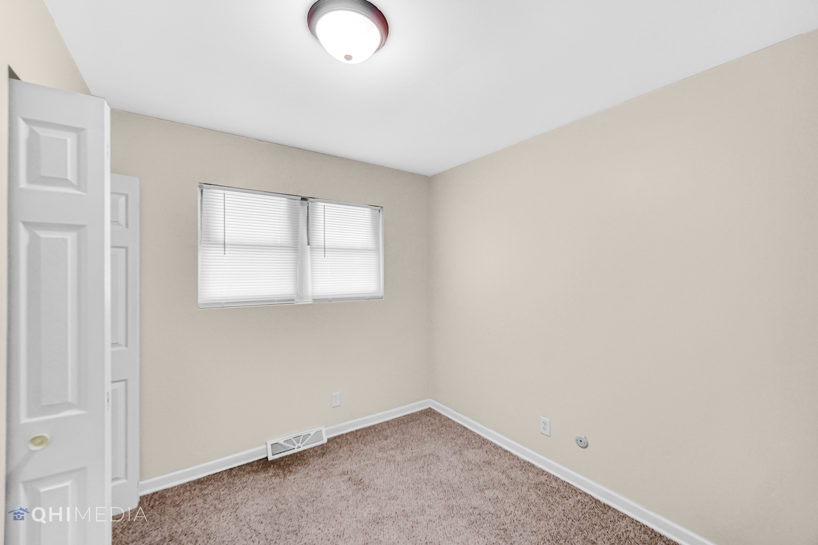658 Eastview Drive Kankakee, IL 60901 - Photo 12 of 17 an empty room with windows