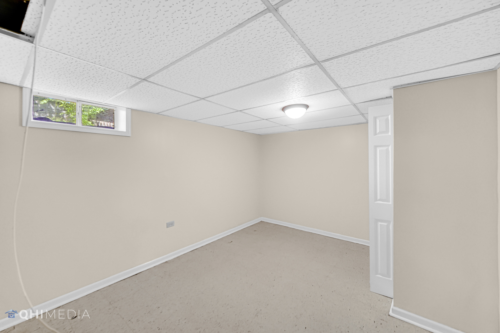 658 Eastview Drive Kankakee, IL 60901 - Photo 14 of 17 a view of a room that has a window in it