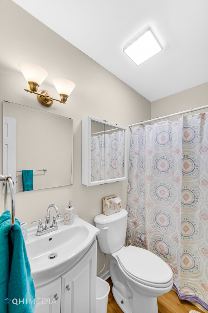 658 Eastview Drive Kankakee, IL 60901 - Photo 8 of 17 a bathroom with a sink a toilet and a mirror