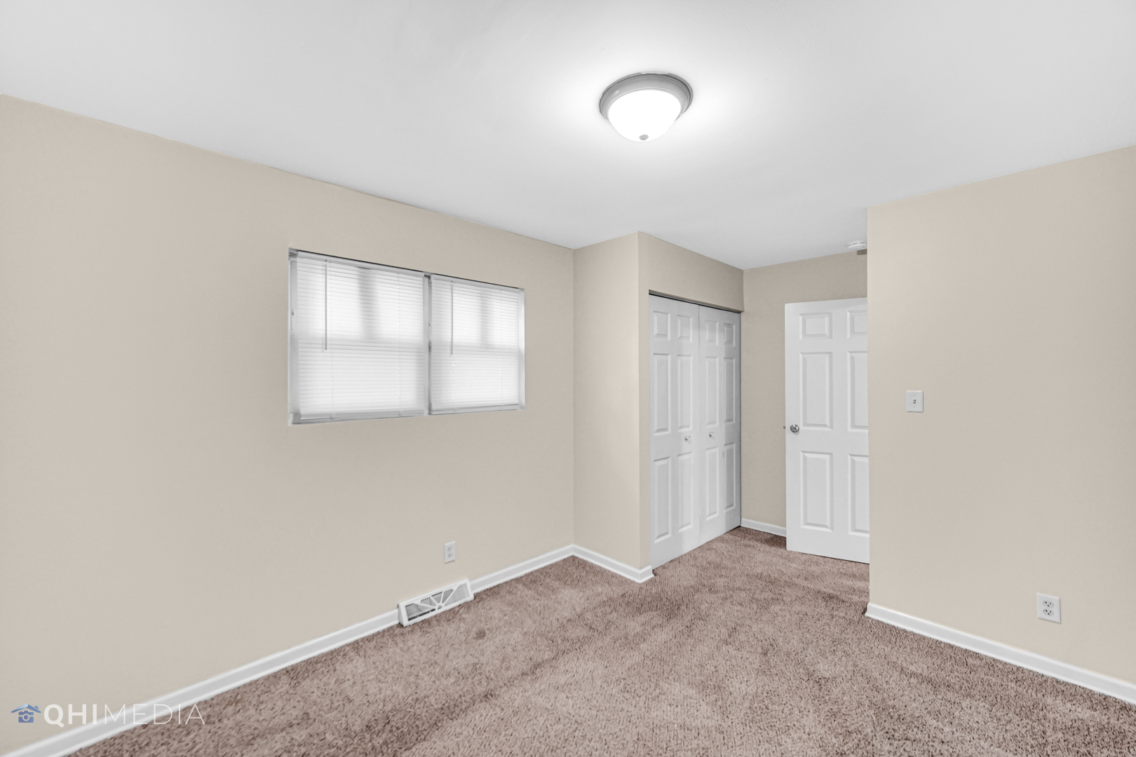 658 Eastview Drive Kankakee, IL 60901 - Photo 9 of 17 an empty room with windows