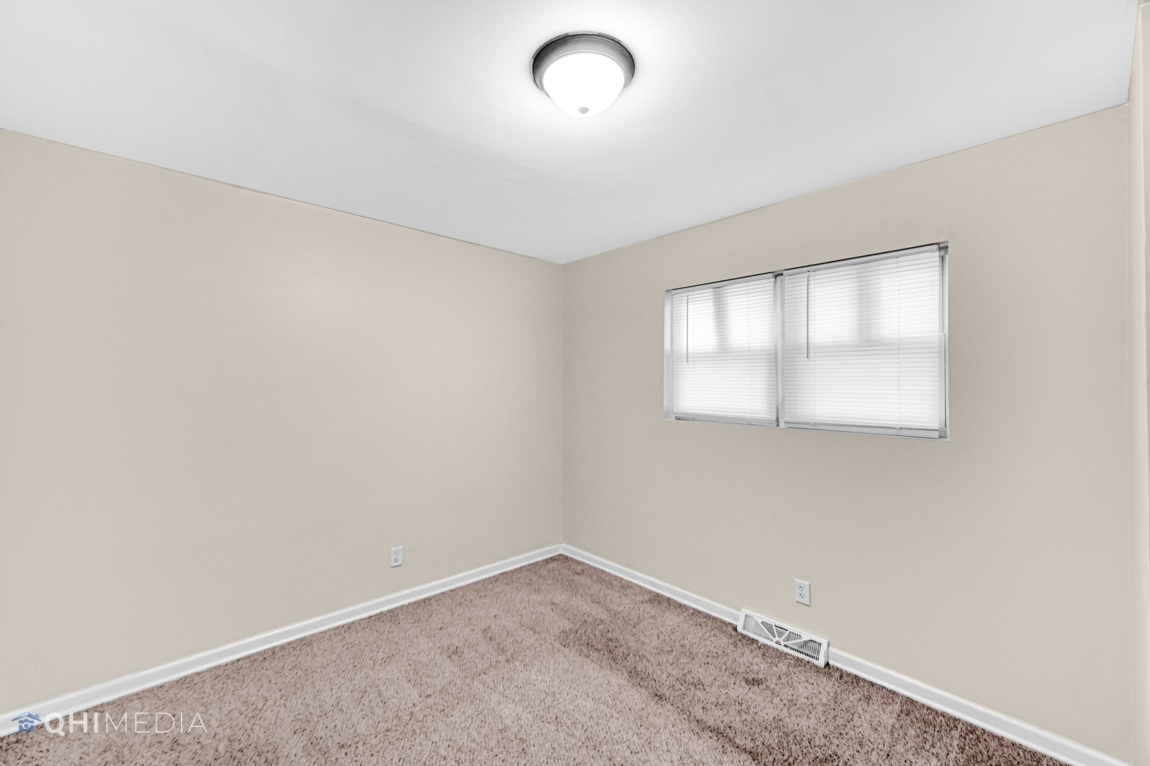 658 Eastview Drive Kankakee, IL 60901 - Photo 10 of 17 an empty room with a window