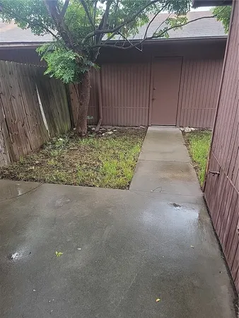 a view of a backyard