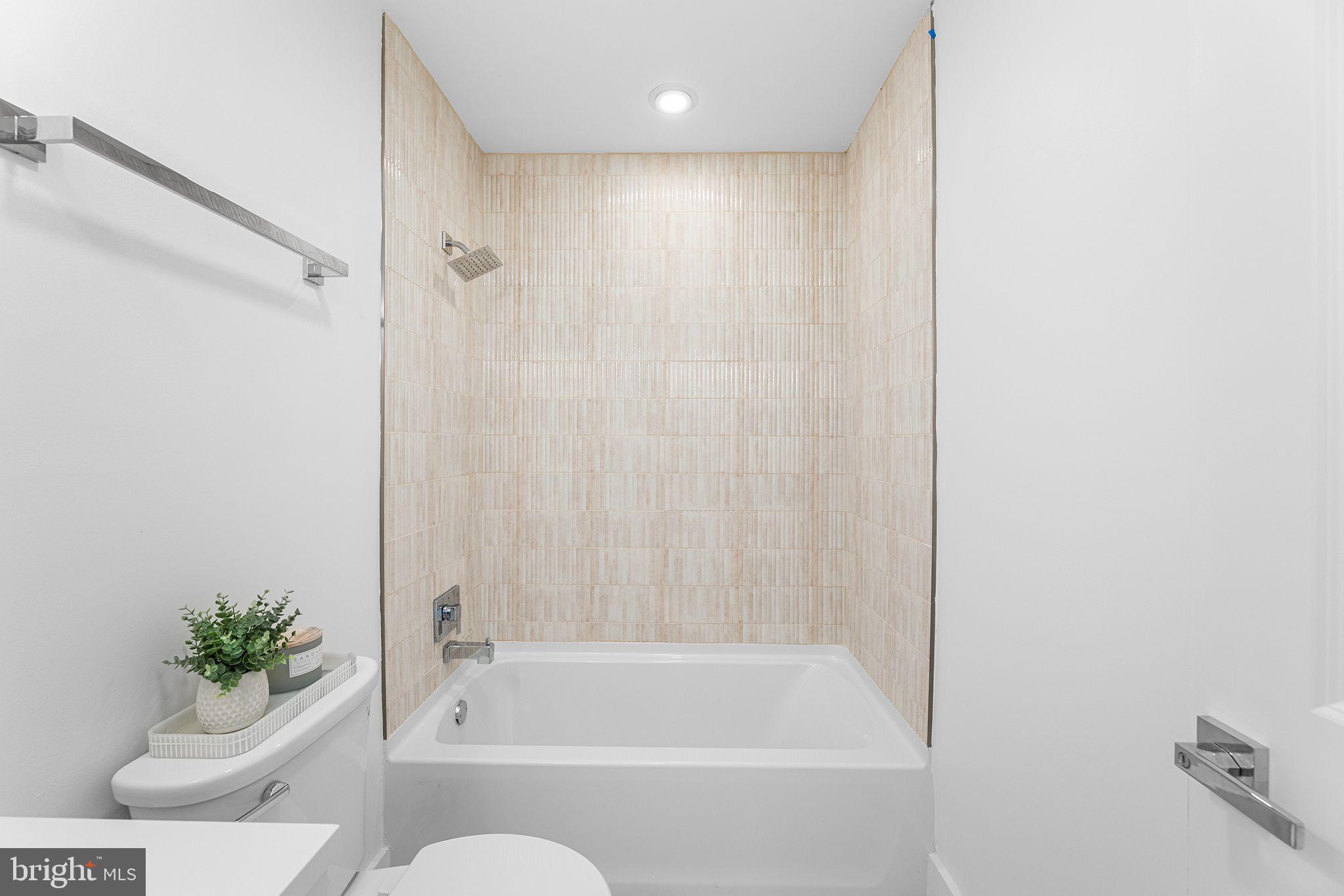 615 Salt Spray Road, Unit 3E Ocean City, MD 21842 - Photo 36 of 39 Bathroom 2 - Tub and shower