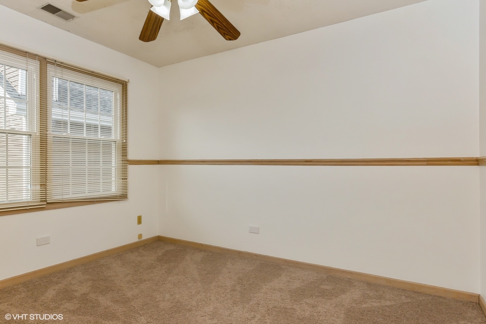 4418 Riverside Drive Plainfield, IL 60586 - Photo 15 of 21 an empty room with a window
