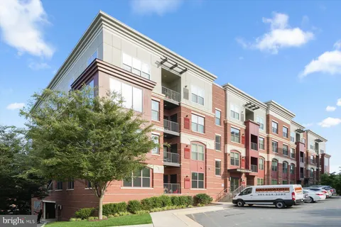 $635,000 | 3985 Norton Place, Unit 101, Fairfax, VA 22030