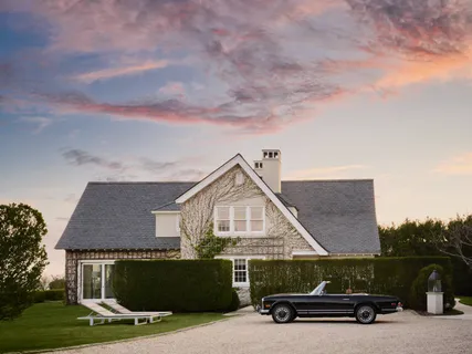 a view of house with car parked
