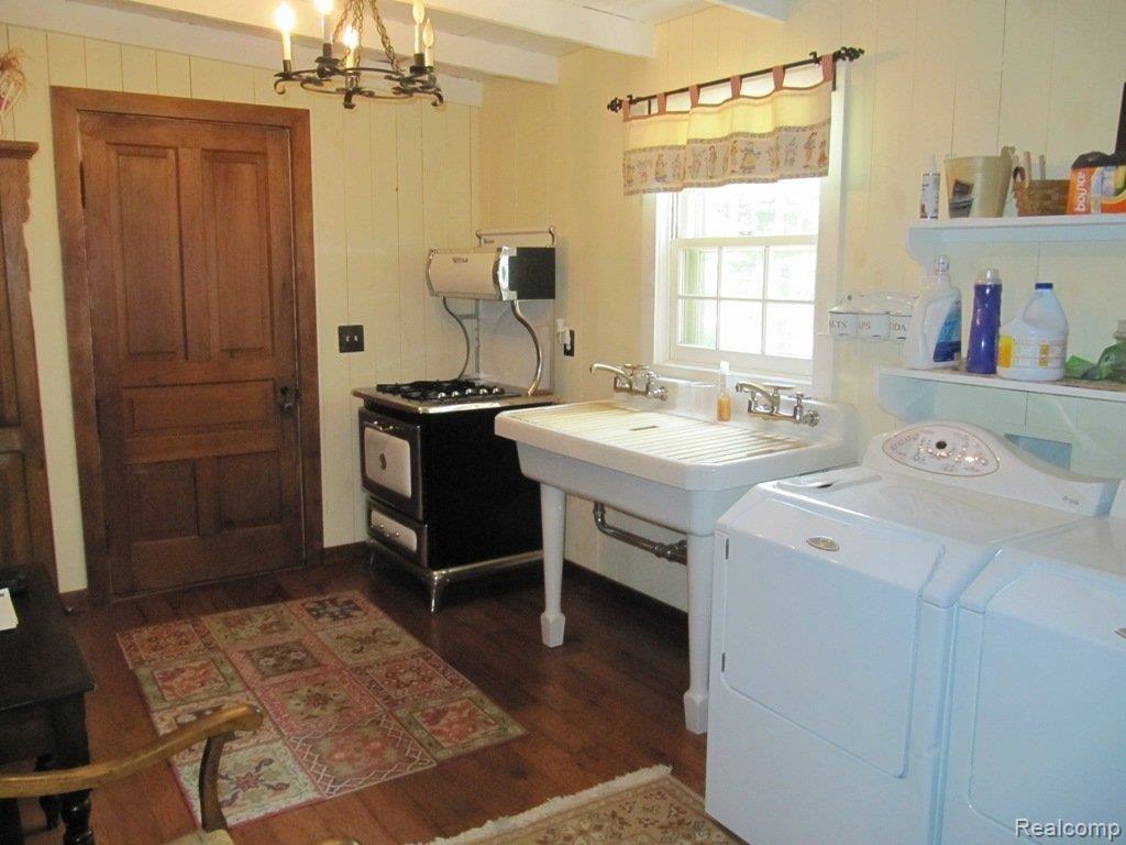 1690 North Livernois Road Rochester, MI 48306 - Photo 19 of 25 First Floor Laundry & Mud Room
