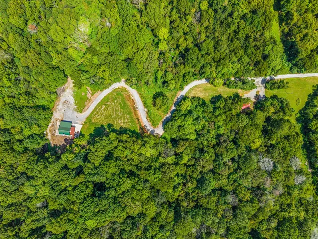 a view of a yard and basketball court
