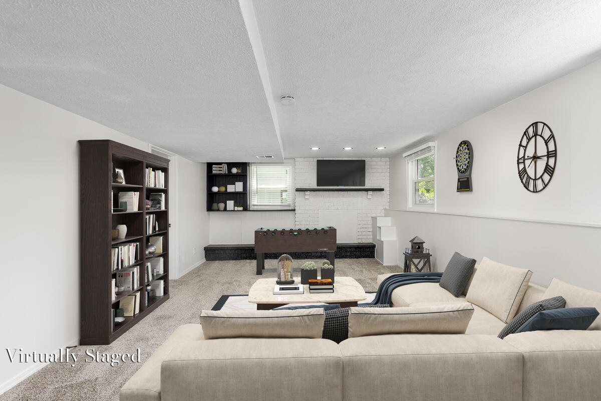 86 7 Mile Road Northeast Comstock Park, MI 49321 - Photo 20 of 21 Downstairs-Livingroom_301