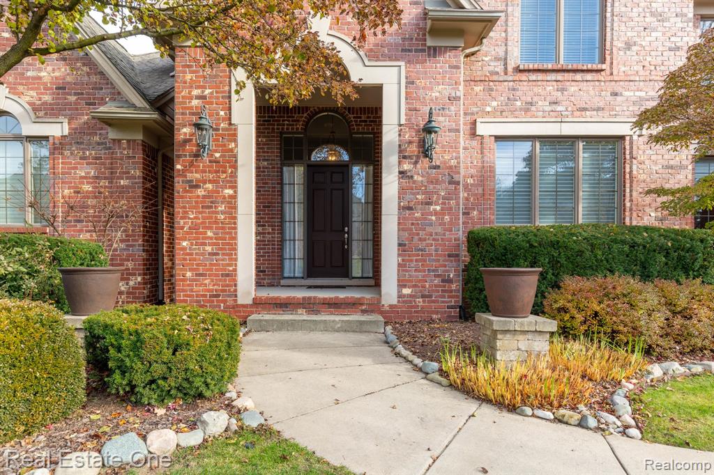 658 Langley Road Rochester Hills, MI 48309 - Photo 2 of 55
