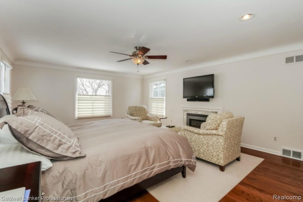 571 Lake Shore Road Grosse Pointe, MI 48236 - Photo 34 of 43 2nd floor master w fireplace.jpg
