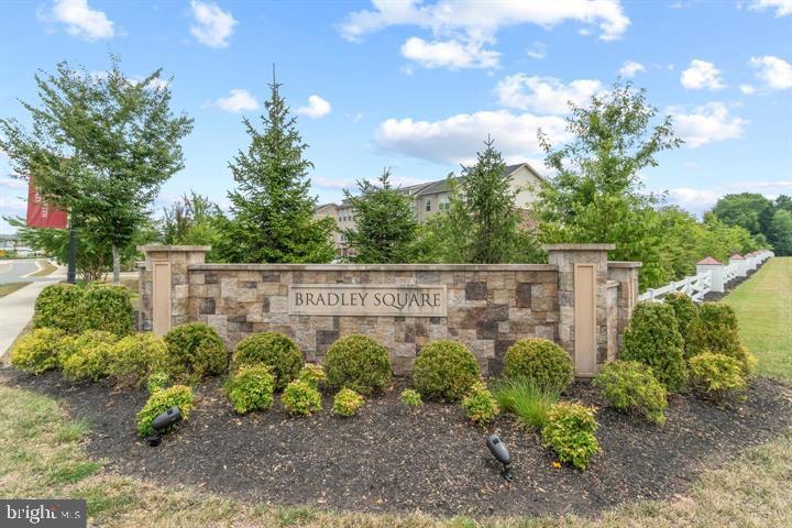 10644 Hinton Way Manassas, VA 20112 - Photo 40 of 44 a wooden fence with plants in the background