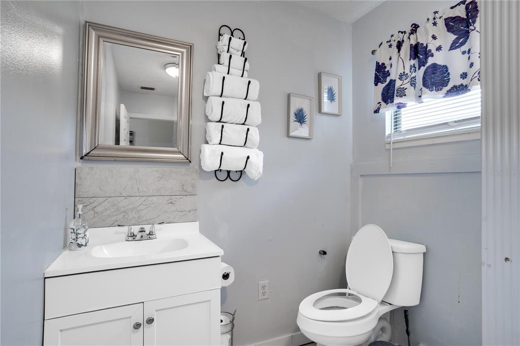 7905 Pierce Harwell Road Plant City, FL 33565 - Photo 29 of 68 a bathroom with a toilet sink and mirror