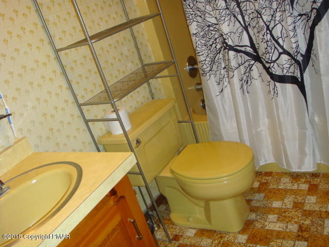 384 Canterbury Road Bushkill, PA 18324 - Photo 8 of 31 DSC09838