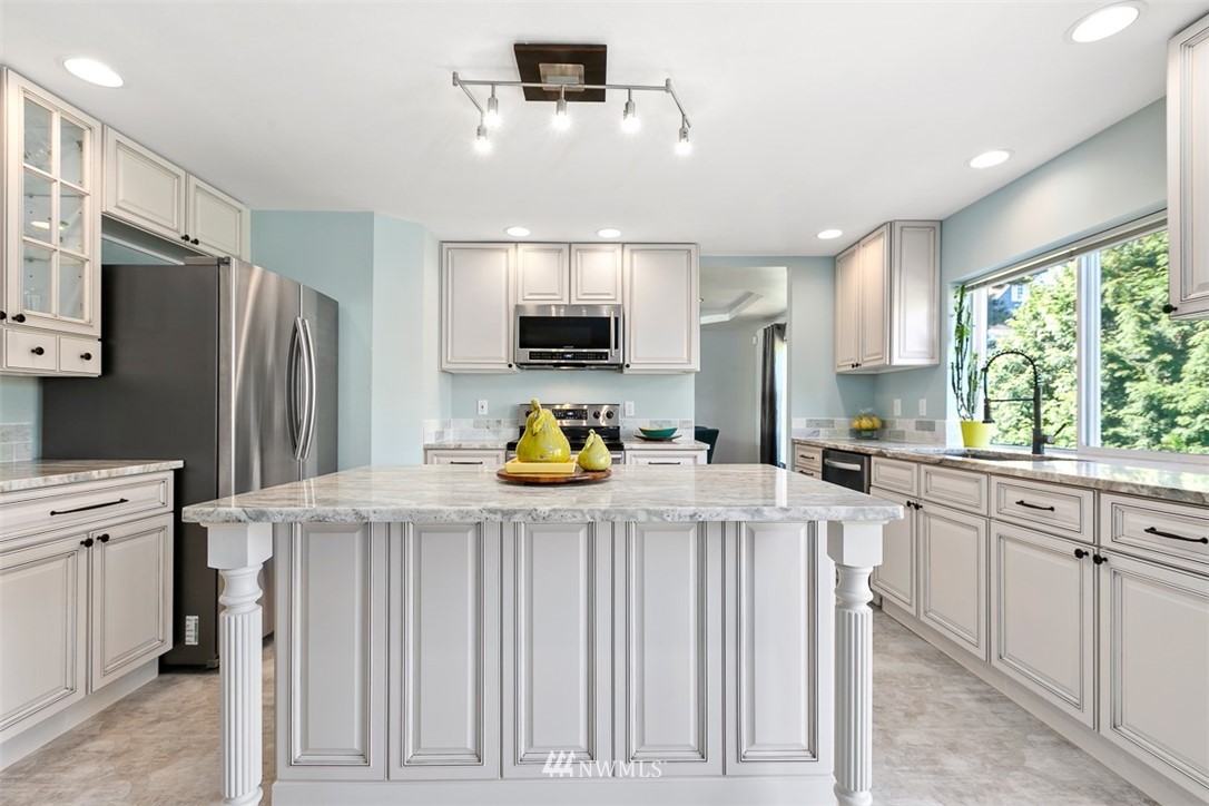 4300 Northeast 7th Place Renton, WA 98059 - Photo 3 of 25 Gallery Image 3