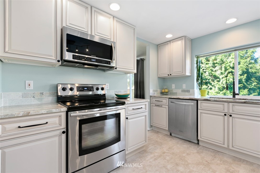 4300 Northeast 7th Place Renton, WA 98059 - Photo 4 of 25 Gallery Image 4