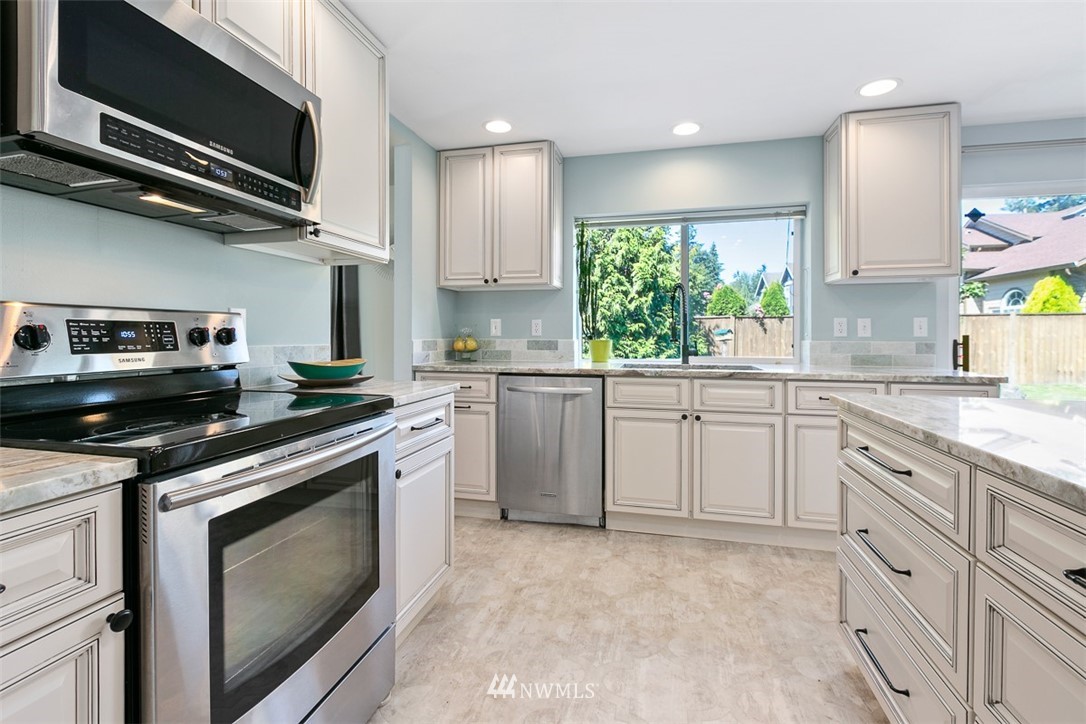 4300 Northeast 7th Place Renton, WA 98059 - Photo 5 of 25 Gallery Image 5