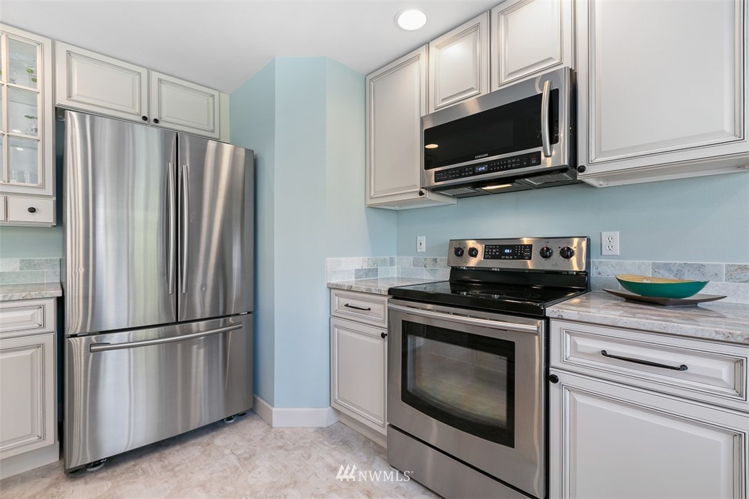 4300 Northeast 7th Place Renton, WA 98059 - Photo 6 of 25 Gallery Image 6