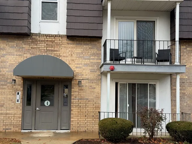 $2,300 | 4 Shadowbrook Lane, Unit 30, Milford, MA 01757