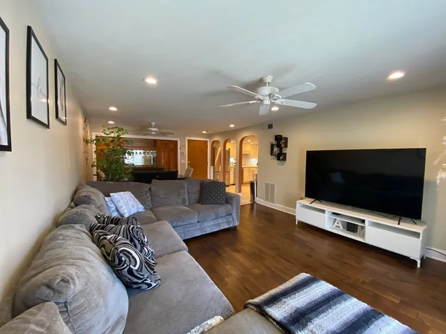 $2,300 | 4 Shadowbrook Lane, Unit 30, Milford, MA 01757