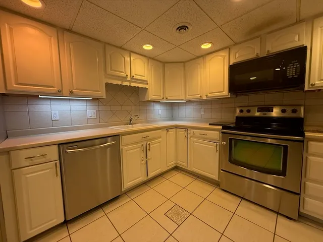 $2,300 | 4 Shadowbrook Lane, Unit 30, Milford, MA 01757