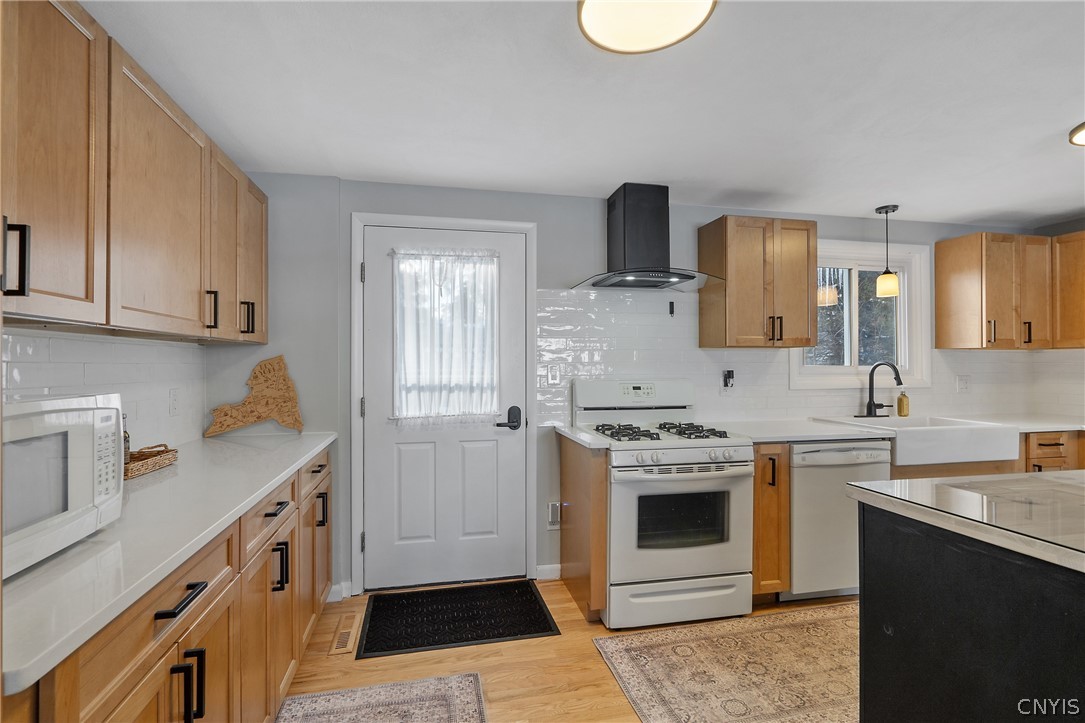 200 Arbordale Road East Camillus, NY 13219 - Photo 10 of 39 Beautiful quartz countertops!