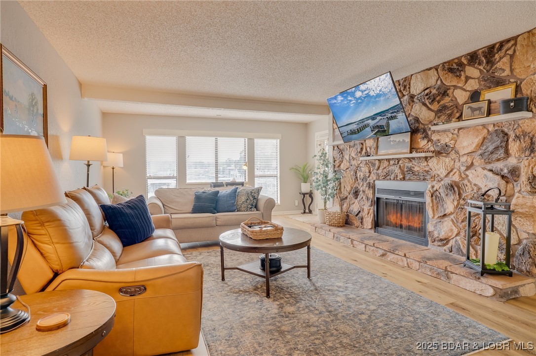 This picture uses virtual staging.