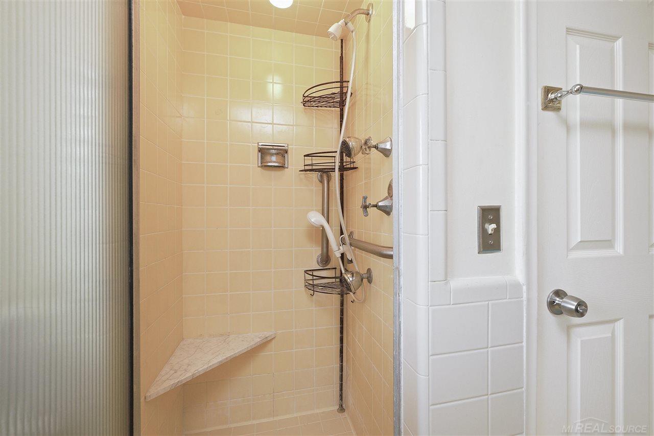 1622 Prestwick Road Grosse Pointe Woods, MI 48236 - Photo 26 of 39