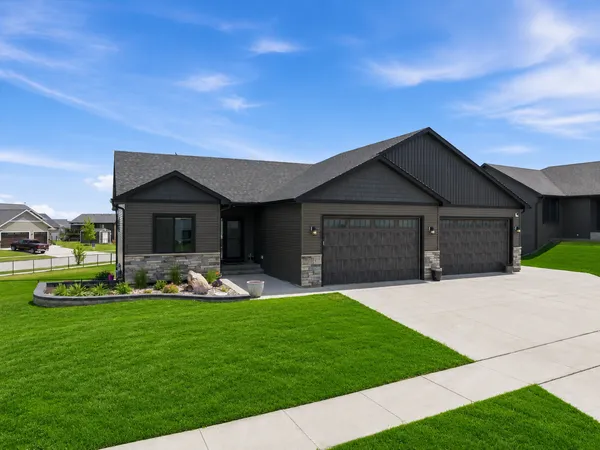 $619,900 | 727 Towne Drive Northeast, Byron, MN 55920