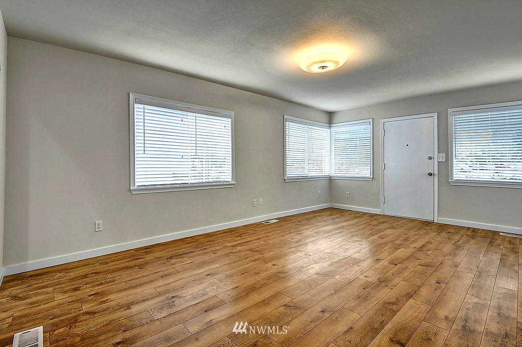 222 Burnett Avenue North Renton, WA 98057 - Photo 3 of 15