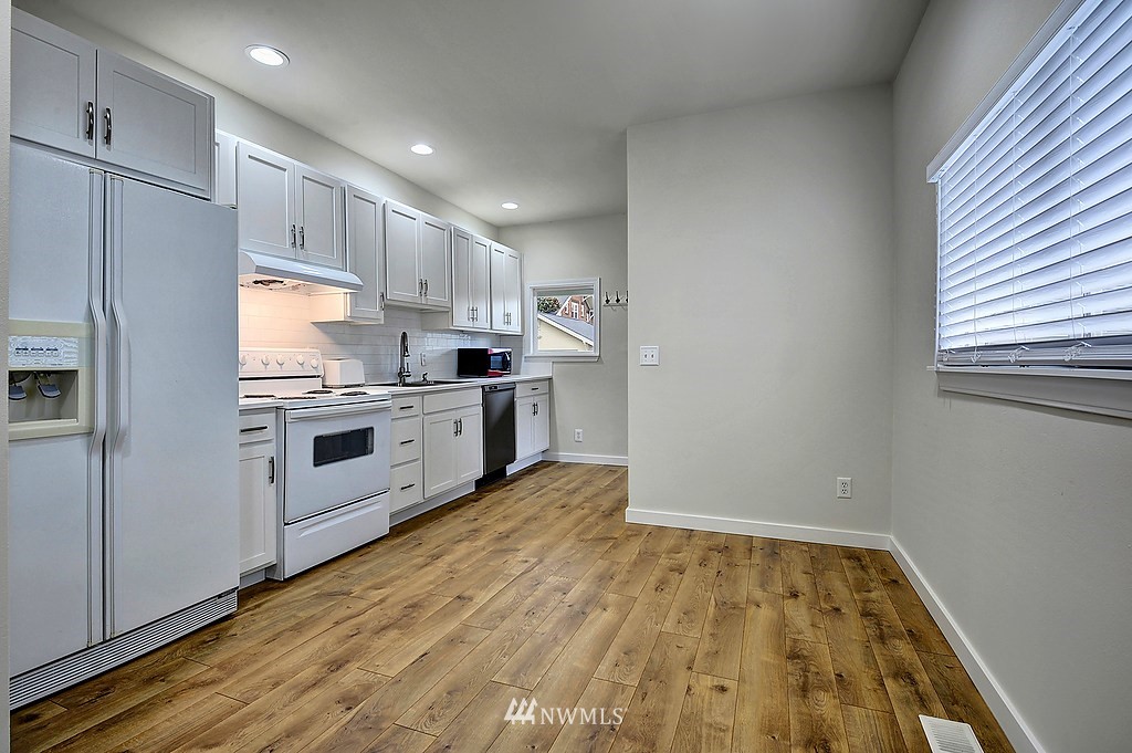 222 Burnett Avenue North Renton, WA 98057 - Photo 5 of 15