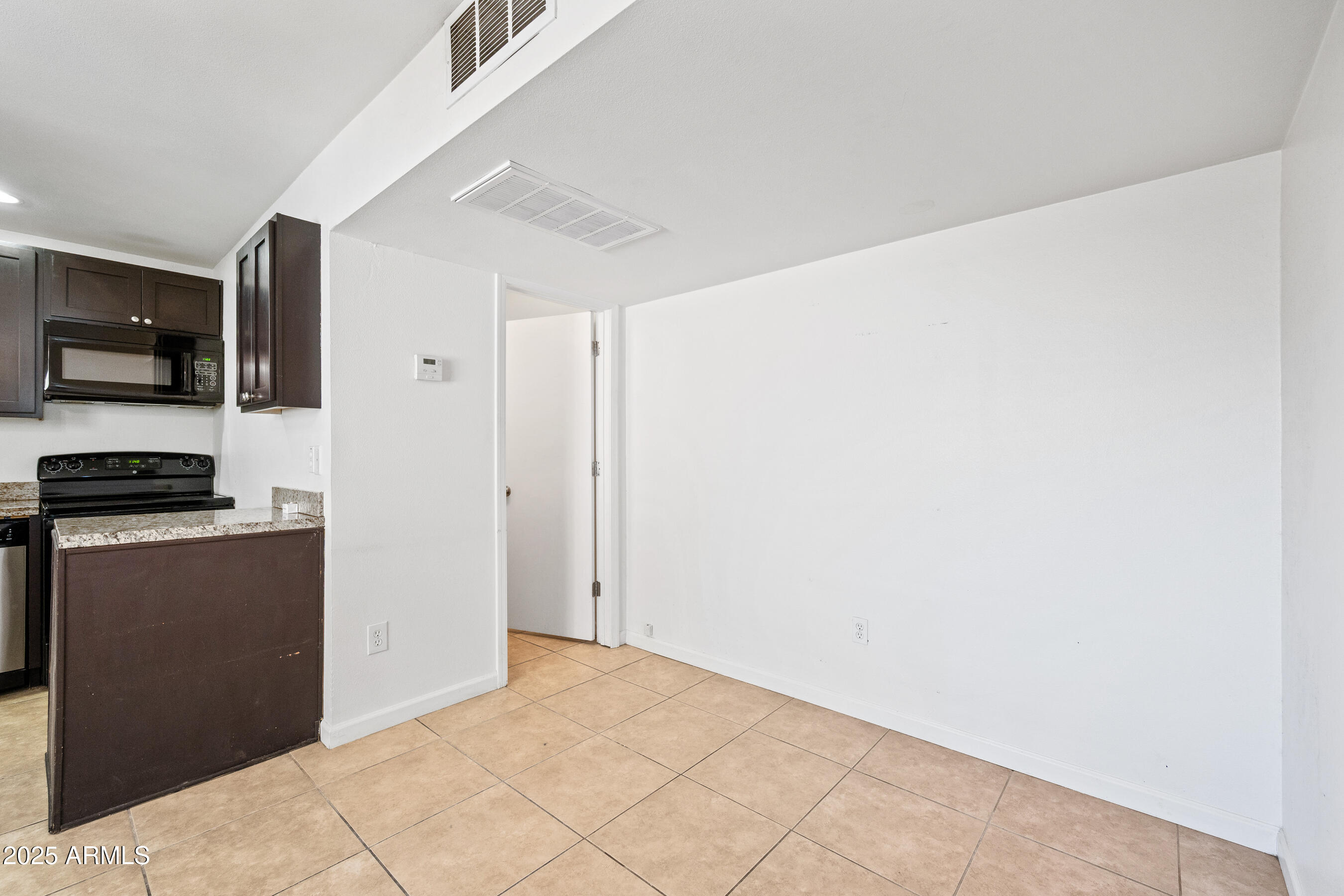 3949 East Earll Drive, Unit 2 Phoenix, AZ 85018 - Photo 5 of 10 4-3949EED2-ocupix-