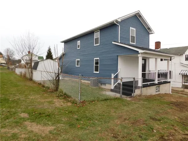 a view of a house with backyard