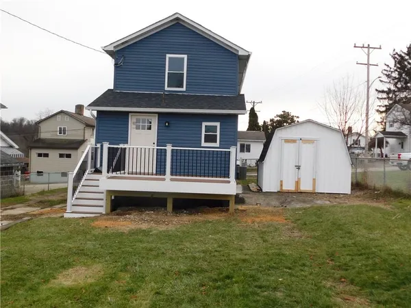 a view of a house with a yard