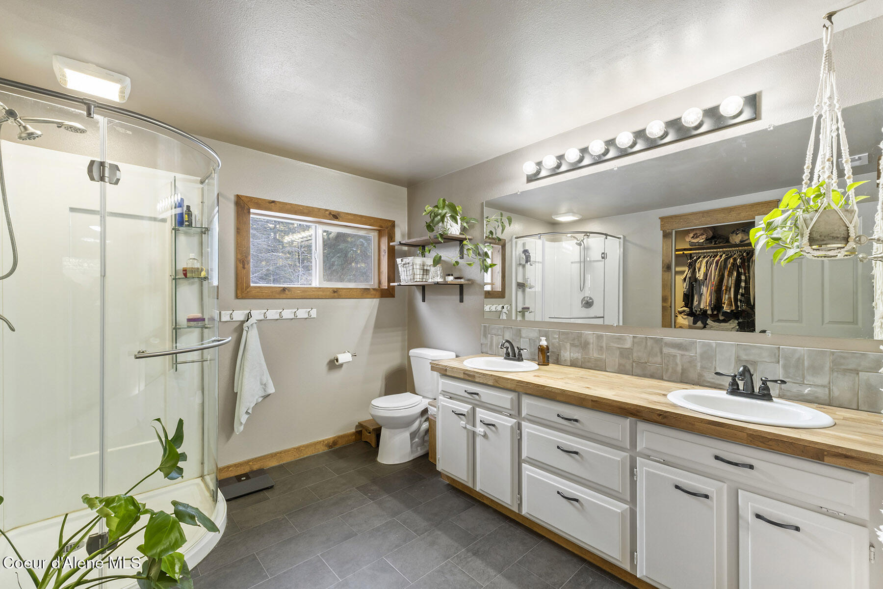 13757 North Idaho Road Rathdrum, ID 83858 - Photo 11 of 48 Master bathroom+ Walk-In Closet