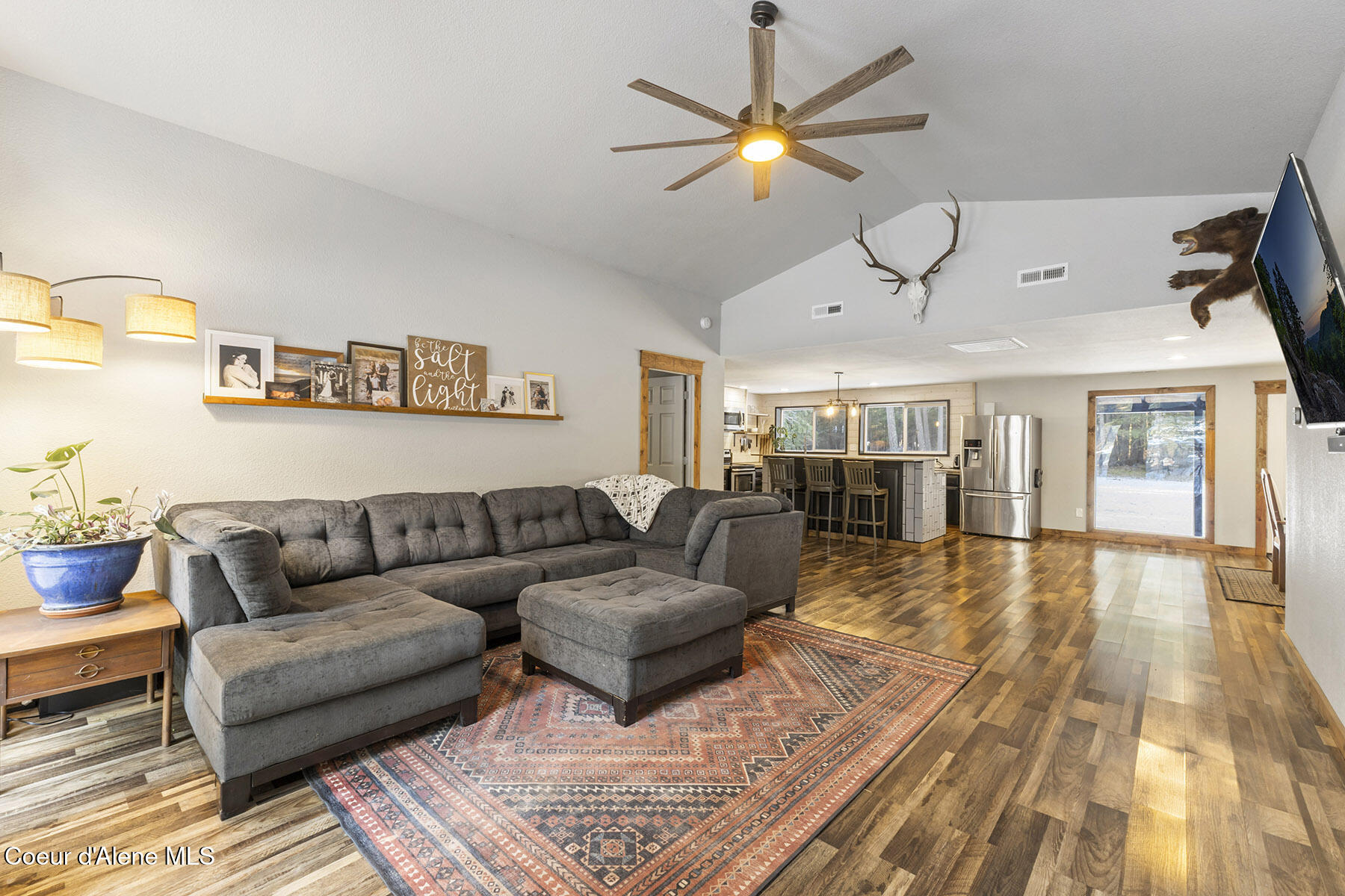 13757 North Idaho Road Rathdrum, ID 83858 - Photo 5 of 48 Front entry into living room