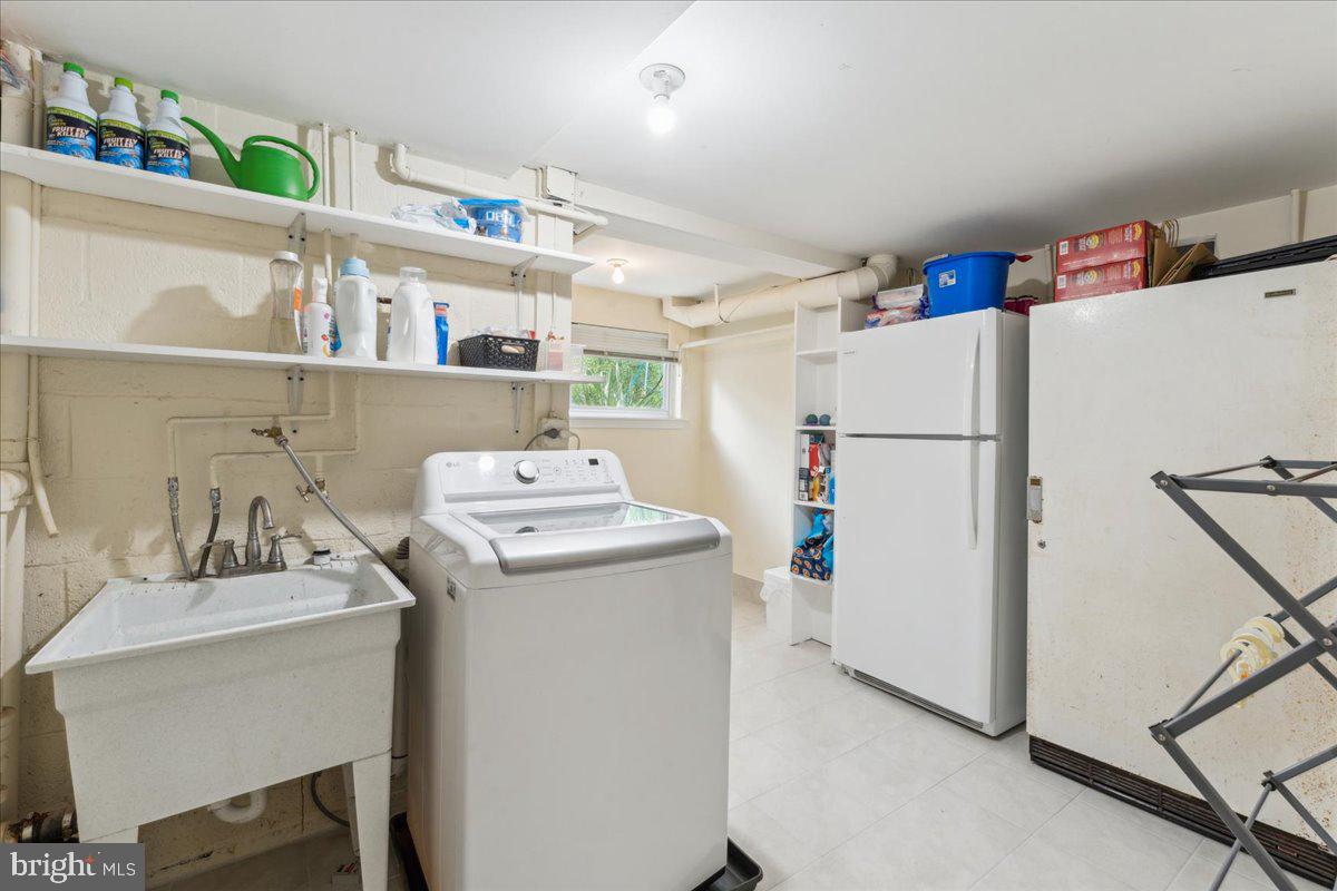 5222 Ferndale Street Springfield, VA 22151 - Photo 25 of 33 a utility room with dryer and washer