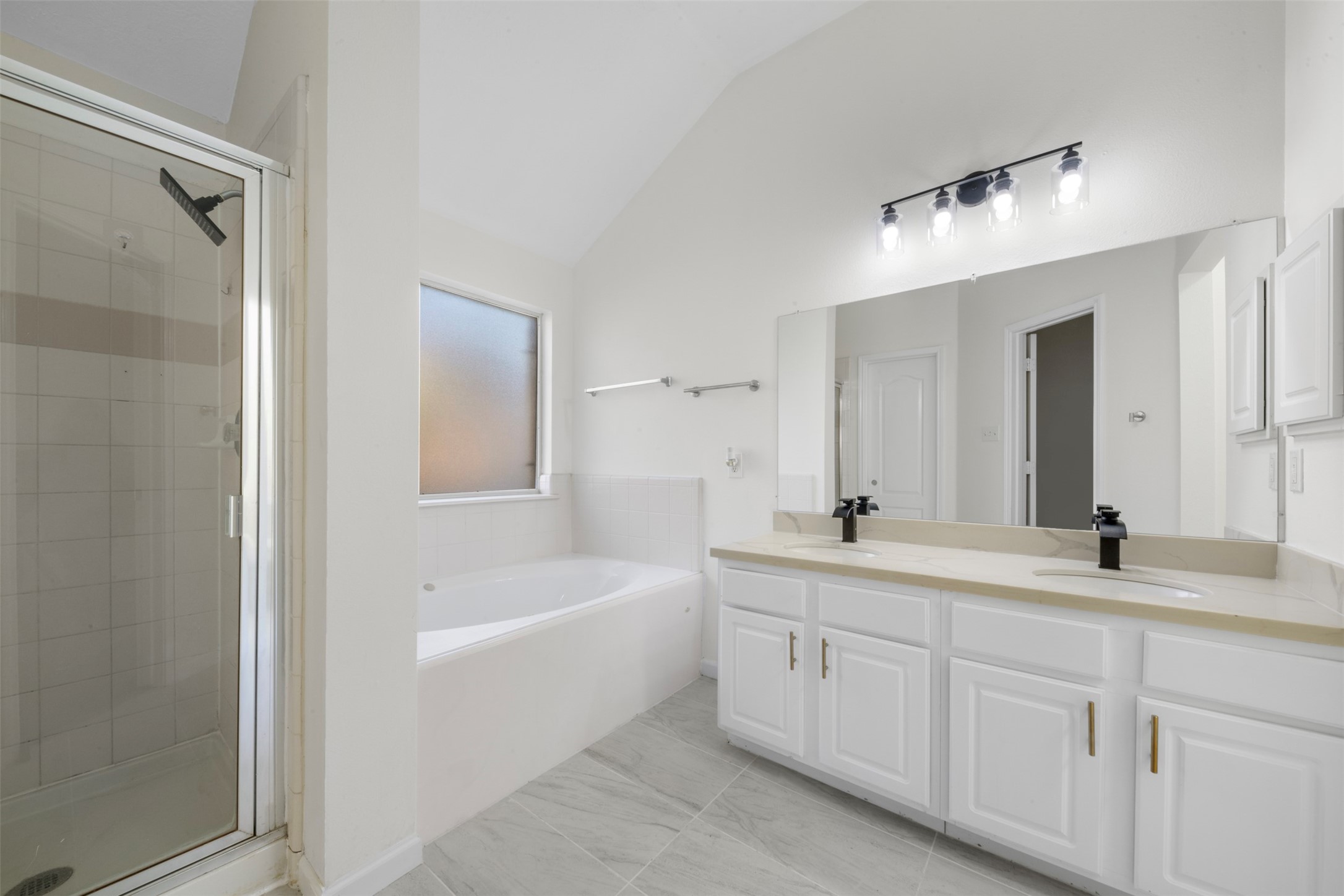 3507 Palomar Valley Drive Spring, TX 77386 - Photo 12 of 22 a bathroom with a tub a sink and mirror