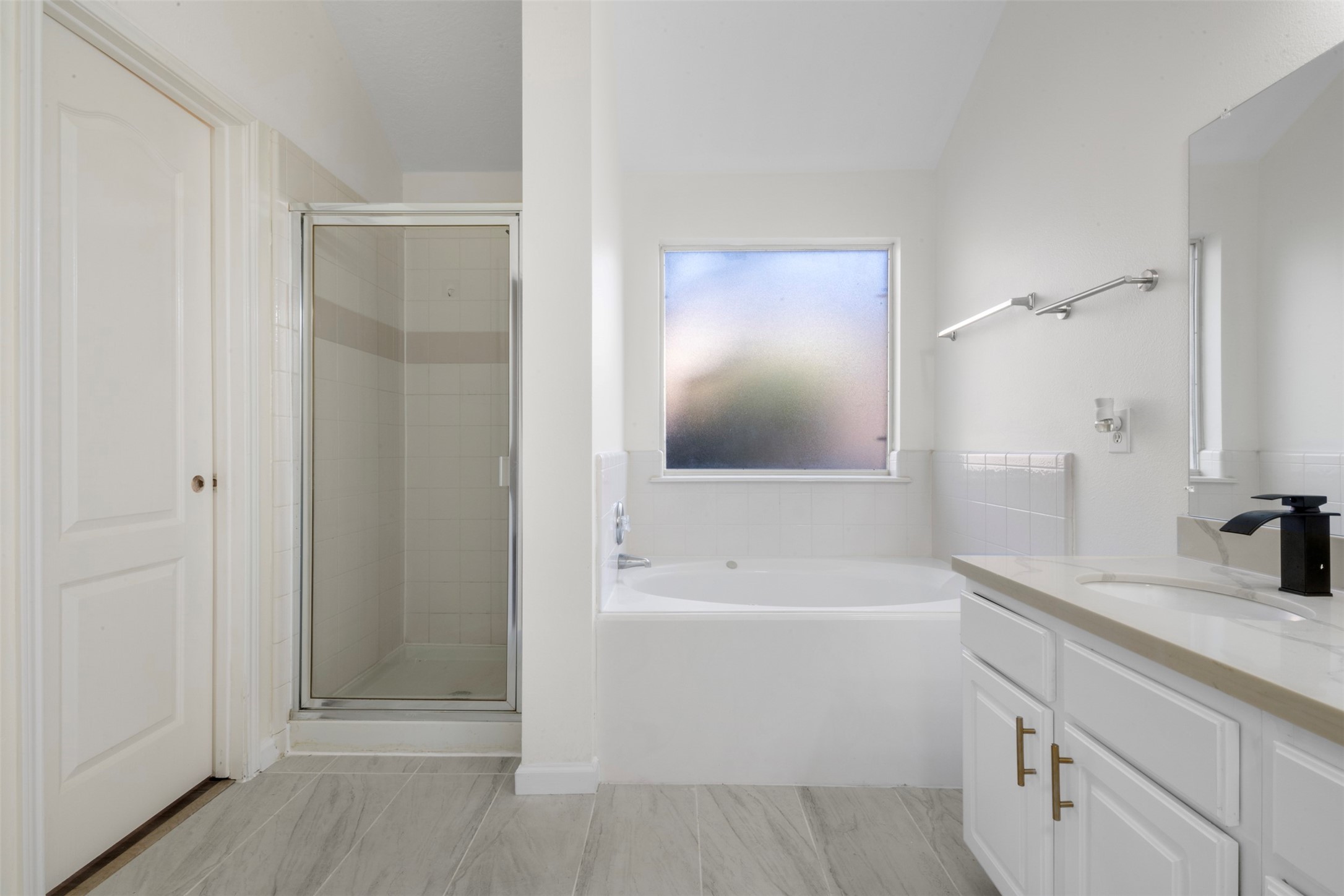 3507 Palomar Valley Drive Spring, TX 77386 - Photo 13 of 22 a bathroom with a tub sink and mirror