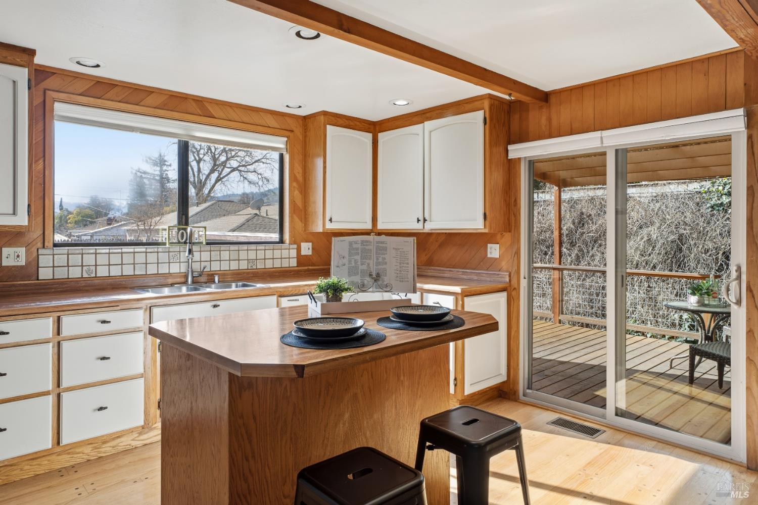 329 Jones Street Ukiah, CA 95482 - Photo 4 of 25 Breakfast area